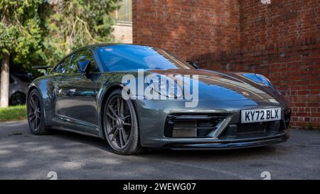 2022 Porsche 911 Carrera GTS, in mostra al Bicester Heritage Scramble l'8 ottobre 2023. Foto Stock