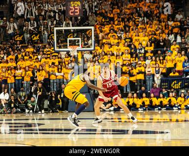 Haas Pavilion Berkeley, California, USA. 26 gennaio 2024. Benny Gealer, guardia di CALIFORNIA U.S.A. Stanford (15), porta la palla sul campo durante la partita di pallacanestro maschile NCAA tra Stanford Cardinal e i California Golden Bears. La California batte Stanford 73-71 all'Haas Pavilion Berkeley California. Thurman James/CSM/Alamy Live News Foto Stock