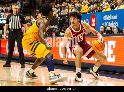 Haas Pavilion Berkeley, California, USA. 26 gennaio 2024. La guardia della CALIFORNIA U.S.A. Stanford Benny Gealer (15) sembra passare la palla durante la partita di pallacanestro maschile NCAA tra Stanford Cardinal e i California Golden Bears. La California batte Stanford 73-71 all'Haas Pavilion Berkeley California. Thurman James/CSM/Alamy Live News Foto Stock