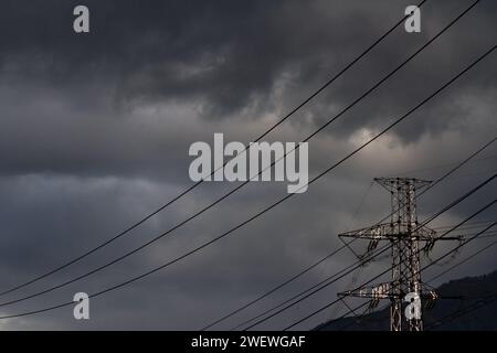 Piloni elettrici contro un cielo oscuro e pustoloso nella campagna di Kanagawa, Giappone. Foto Stock