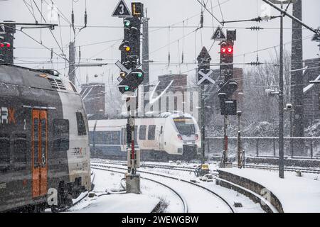 National Express in partenza dalla stazione centrale, neve, nevicate, Colonia, Germania. 17 gennaio. 2024 National Express Zug bei der Ausfahrt aus dem Hauptba Foto Stock