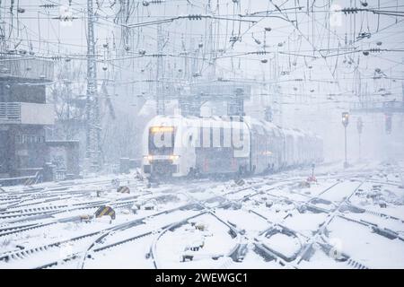 Treno Rhein-Ruhr-Express che arriva alla stazione centrale, neve, nevicate, Colonia, Germania. 17 gennaio. 2024 Rhein-Ruhr-Express RRX Zug erreicht den H. Foto Stock