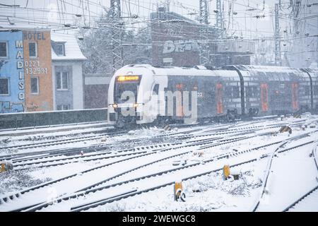 Treno Rhein-Ruhr-Express che arriva alla stazione centrale, neve, nevicate, Colonia, Germania. 17 gennaio. 2024 Rhein-Ruhr-Express RRX Zug erreicht den H. Foto Stock