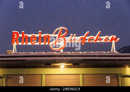 Scritta ricoperta di neve su un chiosco sul lungomare del Reno vicino al ponte Hohenzollern, Snow, Colonia, Germania. 17.01.2024 Schnee bedeckter Schriftzug eine Foto Stock