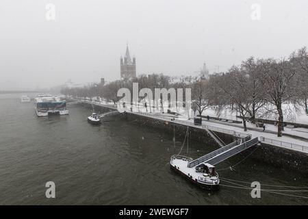 riva del fiume Reno a Frankenwerft, la chiesa Gross St Martin, inverno, neve, Colonia, Germania. 17 gennaio. 2024 Rheinufer an der Frankenwer Foto Stock