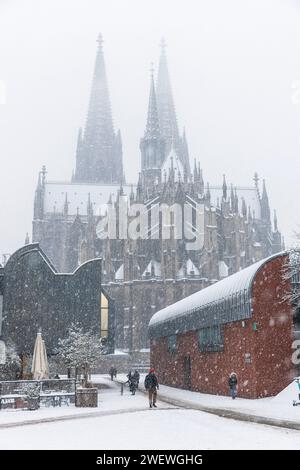 Museo Ludwig e la cattedrale, neve, inverno, Colonia, Germania. Dom und Museum Ludwig im Schnee, Winter, Koeln, Deutschland Foto Stock