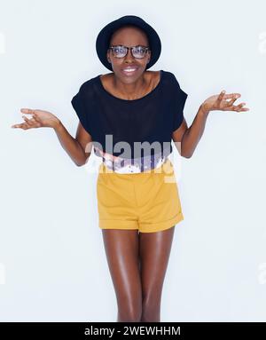 Studente confuso e ritratto di donna nera con domanda e college con scelta in studio. Pensare, perché e risolvere i problemi con Foto Stock