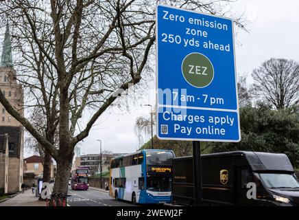 Oxford, regno unito, 19 dicembre 2023 zona blu a zero emissioni sighn, allerta i conducenti di possibili tariffe, esente dai trasporti pubblici Foto Stock