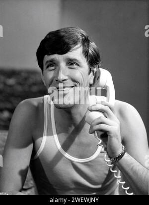 TOM BELL in HE WHO RIDES A TIGER 1965 regista CHARLES CRICHTON scrittore Trevor Peacock David Newman Productions / British Lion Film Corporation Foto Stock