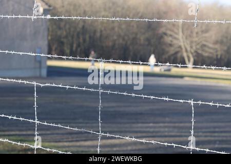 Weimar, Germania. 27 gennaio 2024. Il cancello d'ingresso all'ex campo di concentramento di Buchenwald. Nell'ottobre 2005, le Nazioni Unite hanno proclamato il gennaio 27 come giornata della memoria dell'Olocausto. Il 27 gennaio 1945, i soldati dell'Armata Rossa liberarono i sopravvissuti del campo di concentramento e sterminio tedesco di Auschwitz nella Polonia occupata. Credito: Bodo Schackow/dpa/Alamy Live News Foto Stock