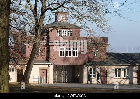 Weimar, Germania. 27 gennaio 2024. Il cancello d'ingresso all'ex campo di concentramento di Buchenwald. Nell'ottobre 2005, le Nazioni Unite hanno proclamato il gennaio 27 come giornata della memoria dell'Olocausto. Il 27 gennaio 1945, i soldati dell'Armata Rossa liberarono i sopravvissuti del campo di concentramento e sterminio tedesco di Auschwitz nella Polonia occupata. Credito: Bodo Schackow/dpa/Alamy Live News Foto Stock