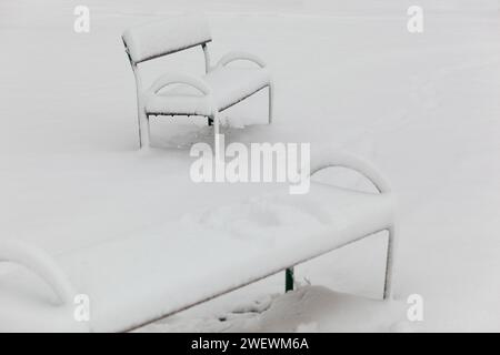 Panca coperta da neve fresca Foto Stock