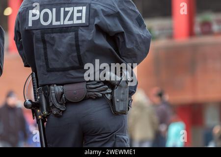 Ufficiale di polizia antisommossa armato durante una partita di calcio ad Amburgo Foto Stock