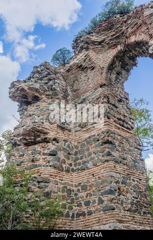Antica arcata in pietra e mattoni nelle rovine del castello di Istanbul, Tuerkiye Foto Stock