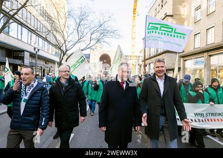 Sciopero del sindacato dei macchinisti GDL. Dimostrazione di sciopero attraverso il centro della città. Claus Weselsky, presidente federale della GDL, guida la protesta Foto Stock