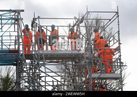 Harefield, Regno Unito. 25 gennaio 2024. I lavori di costruzione di HS2 proseguono a Harefield, nel borgo londinese di Hillingdon, sul viadotto HS2 High Speed Rail Colne Valley, che prenderà nuovi treni ad alta velocità da Londra a Birmingham. Un'enorme macchina arancio da 700 tonnellate per la costruzione di ponti chiamata Dominque sta sollevando i giganteschi segmenti di ponte in cemento che formano gli archi del viadotto in posizione. Dal 1 febbraio al 30 aprile, il sentiero lungo il Grand Union Canal sara' chiuso a intermittenza mentre il viadotto e' costruito sopra il canale. Credito: Maureen McLean/Alamy Foto Stock