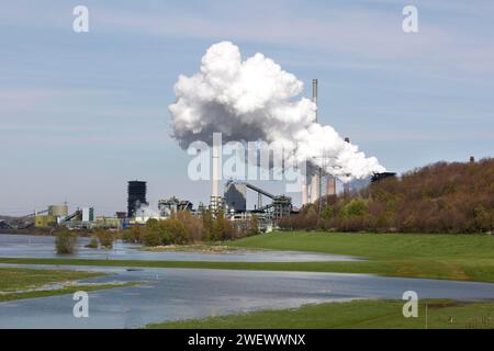 Vapore acqueo proveniente dalla torre di estinzione di una cokeria presso l'acciaieria ThyssenKrupp a Duisburg Hamborn, 11.04.2022 Foto Stock