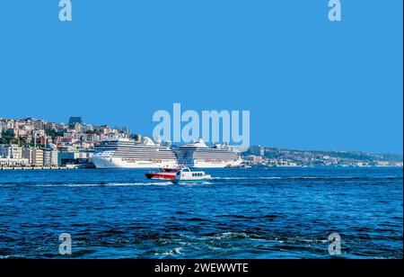 Due navi da crociera al molo passeggeri nello stretto del Bosforo sotto il cielo blu in Turchia Foto Stock