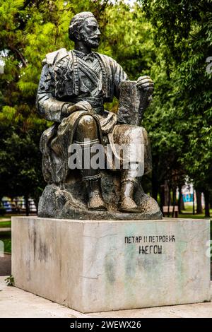 Statua di Petar II Petrovic Njegos, principe vescovo del Montenegro e uno dei più importanti poeti del mondo serbo, la capitale Podgorica Foto Stock