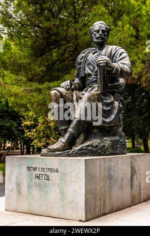 Statua di Petar II Petrovic Njegos, principe vescovo del Montenegro e uno dei più importanti poeti del mondo serbo, la capitale Podgorica, Foto Stock