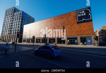 L'innalzamento di Redhill vista generale con cielo blu e sole basso che riflettono l'edificio che dona un forte contrasto e un aspetto drammatico. Foto Stock