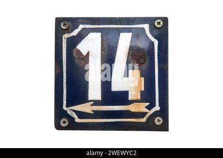 Placca smaltata in metallo grunge con numero di indirizzo stradale con numero 14 isolato su sfondo bianco Foto Stock