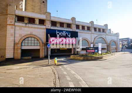 Ingresso del parcheggio del centro commerciale Belfry a Redhill, Surrey, Inghilterra. Foto Stock