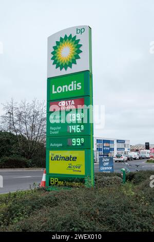 Cartello sul piazzale di un garage BP a Wallisdown Road Bournemouth Dorset Inghilterra con carburante a 146,9 diesel e 139,9 senza piombo. Foto Stock