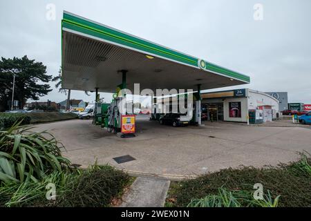 Piazzale del garage BP con auto a pompe in Wallisdown Road Bournemouth Dorset, Inghilterra. Foto Stock