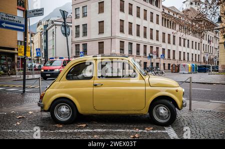 Vecchia Fiat 500 gialla, in strada a Bolzano, in alto Adige, Trentino alto Adige, Italia settentrionale, Europa. Foto Stock