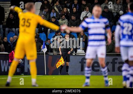 Doetinchem, Paesi Bassi. 26 gennaio 2024. DOETINCHEM, PAESI BASSI - GENNAIO 26: Assistente arbitro Jari de Koning durante il Keuken Kampioen Divisie match tra De Graafschap e VVV-Venlo allo Stadion De Vijverberg il 26 gennaio 2024 a Doetinchem, Paesi Bassi. (Foto di Rene Nijhuis/Orange Pictures) credito: dpa/Alamy Live News Foto Stock