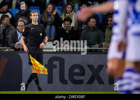 Doetinchem, Paesi Bassi. 26 gennaio 2024. DOETINCHEM, PAESI BASSI - GENNAIO 26: Assistente arbitro Jari de Koning durante il Keuken Kampioen Divisie match tra De Graafschap e VVV-Venlo allo Stadion De Vijverberg il 26 gennaio 2024 a Doetinchem, Paesi Bassi. (Foto di Rene Nijhuis/Orange Pictures) credito: dpa/Alamy Live News Foto Stock