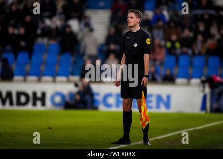 Doetinchem, Paesi Bassi. 26 gennaio 2024. DOETINCHEM, PAESI BASSI - GENNAIO 26: Assistente arbitro Erik Koopman durante il Keuken Kampioen Divisie match tra De Graafschap e VVV-Venlo allo Stadion De Vijverberg il 26 gennaio 2024 a Doetinchem, Paesi Bassi. (Foto di Rene Nijhuis/Orange Pictures) credito: dpa/Alamy Live News Foto Stock