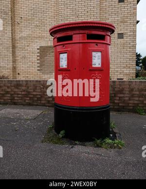Una scatola a montante doppio con contrassegni ER di colore rosso a Bournemouth, Dorset, Inghilterra. Foto Stock