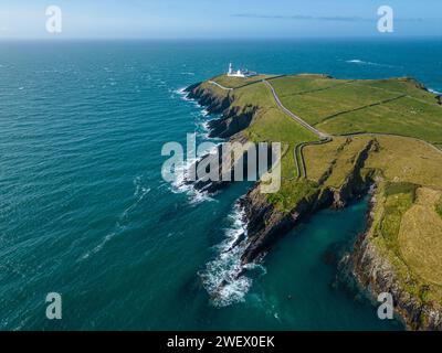 Antenna faro Galley Head con scogliere Foto Stock