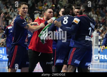 Colonia, Allemagne. 26 gennaio 2024. Elohim Prandi, francese, festeggia il suo gol nell'ultimo secondo dei tempi regolamentari per dare alla Francia il tempo supplementare durante la partita di pallamano maschile EHF Euro 2024, semiFinals tra Francia e Svezia il 26 gennaio 2024 alla Lanxess-Arena di Colonia, Germania - foto Laurent Lairys/DPPI credito: DPPI Media/Alamy Live News Foto Stock