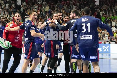 Colonia, Allemagne. 26 gennaio 2024. Elohim Prandi, francese, festeggia il suo gol nell'ultimo secondo dei tempi regolamentari per dare alla Francia il tempo supplementare durante la partita di pallamano maschile EHF Euro 2024, semiFinals tra Francia e Svezia il 26 gennaio 2024 alla Lanxess-Arena di Colonia, Germania - foto Laurent Lairys/DPPI credito: DPPI Media/Alamy Live News Foto Stock