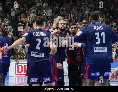 Colonia, Allemagne. 26 gennaio 2024. Elohim Prandi, francese, festeggia il suo gol nell'ultimo secondo dei tempi regolamentari per dare alla Francia il tempo supplementare durante la partita di pallamano maschile EHF Euro 2024, semiFinals tra Francia e Svezia il 26 gennaio 2024 alla Lanxess-Arena di Colonia, Germania - foto Laurent Lairys/DPPI credito: DPPI Media/Alamy Live News Foto Stock