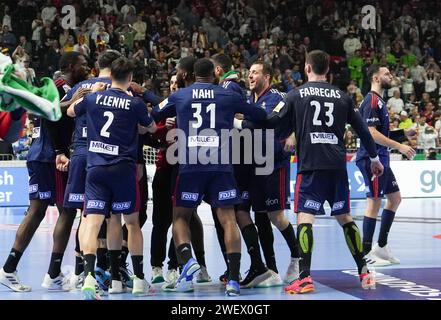 Colonia, Allemagne. 26 gennaio 2024. Elohim Prandi, francese, festeggia il suo gol nell'ultimo secondo dei tempi regolamentari per dare alla Francia il tempo supplementare durante la partita di pallamano maschile EHF Euro 2024, semiFinals tra Francia e Svezia il 26 gennaio 2024 alla Lanxess-Arena di Colonia, Germania - foto Laurent Lairys/DPPI credito: DPPI Media/Alamy Live News Foto Stock