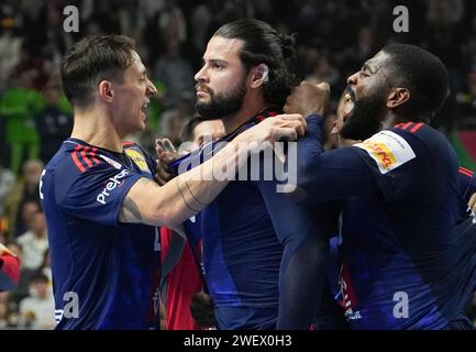 Colonia, Allemagne. 26 gennaio 2024. Elohim Prandi, francese, festeggia il suo gol nell'ultimo secondo dei tempi regolamentari per dare alla Francia il tempo supplementare durante la partita di pallamano maschile EHF Euro 2024, semiFinals tra Francia e Svezia il 26 gennaio 2024 alla Lanxess-Arena di Colonia, Germania - foto Laurent Lairys/DPPI credito: DPPI Media/Alamy Live News Foto Stock