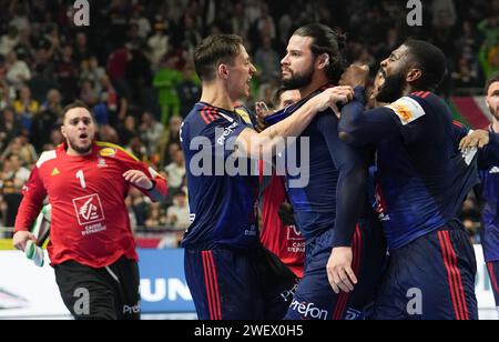 Colonia, Allemagne. 26 gennaio 2024. Elohim Prandi, francese, festeggia il suo gol nell'ultimo secondo dei tempi regolamentari per dare alla Francia il tempo supplementare durante la partita di pallamano maschile EHF Euro 2024, semiFinals tra Francia e Svezia il 26 gennaio 2024 alla Lanxess-Arena di Colonia, Germania - foto Laurent Lairys/DPPI credito: DPPI Media/Alamy Live News Foto Stock