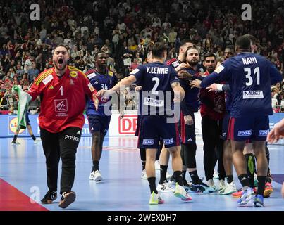 Colonia, Allemagne. 26 gennaio 2024. Elohim Prandi, francese, festeggia il suo gol nell'ultimo secondo dei tempi regolamentari per dare alla Francia il tempo supplementare durante la partita di pallamano maschile EHF Euro 2024, semiFinals tra Francia e Svezia il 26 gennaio 2024 alla Lanxess-Arena di Colonia, Germania - foto Laurent Lairys/DPPI credito: DPPI Media/Alamy Live News Foto Stock