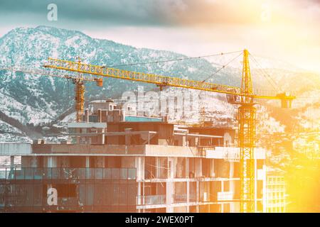 Costruzione Crane è coinvolto nello sviluppo di Un nuovo edificio residenziale a più piani. Nuove case residenziali a più piani su Blue Sky. Immobiliare Foto Stock