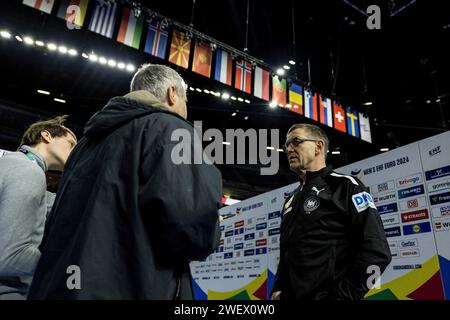 Alfred Gislason (Trainer Deutschland) im Interview MEN'S EHF EURO 2024: Finale Media Call Schweden - Deutschland - Frankreich - D'nemark; LANXESS Arena, K'ln AM 27.01.2024 Foto Stock