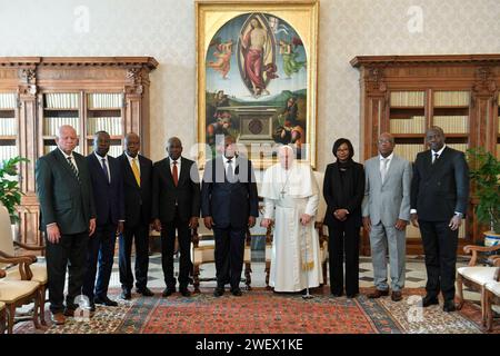 Vaticano, Vaticano. 27 gennaio 2024. Italia, Roma, Vaticano, 2024/1/27.Papa Francesco riceve in udienza privata il Sig. Faustin Archange Touadera, Presidente della Repubblica Centrafricana. At the Vatican Photograph by Vatican Media /Catholic Press Photo s. LIMITATO ALL'USO EDITORIALE - SENZA MARKETING - SENZA CAMPAGNE PUBBLICITARIE. Credito: Agenzia fotografica indipendente/Alamy Live News Foto Stock