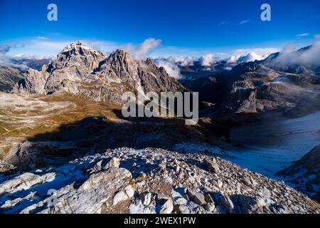 Le cime delle formazioni rocciose Punta tre Scarperi e Crodon di San Candido (da sinistra) nel Parco Nazionale delle tre Cime, viste dal Monte Paterno. Foto Stock