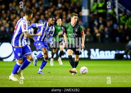 Hillsborough Stadium, Sheffield, Inghilterra - 26 gennaio 2024 Ben Sheaf (14) di Coventry City passa la palla - durante la partita Sheffield mercoledì contro Coventry City, Emirates fa Cup, 2023/24, Hillsborough Stadium, Sheffield, Inghilterra - 26 gennaio 2024 crediti: Arthur Haigh/WhiteRosePhotos/Alamy Live News Foto Stock