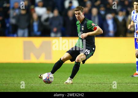 Hillsborough Stadium, Sheffield, Inghilterra - 26 gennaio 2024 Ben Sheaf (14) di Coventry City passa la palla - durante la partita Sheffield mercoledì contro Coventry City, Emirates fa Cup, 2023/24, Hillsborough Stadium, Sheffield, Inghilterra - 26 gennaio 2024 crediti: Arthur Haigh/WhiteRosePhotos/Alamy Live News Foto Stock
