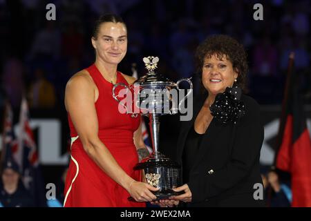 Melbourne, Australia. 27 gennaio 2024. Chi ha vinto questo torneo 50 anni fa, dopo aver vinto il Women's Singles Final Match contro la dodicesima testa di serie cinese QINWEN ZHENG nel giorno 14 degli Australian Open 2024 a Melbourne Australia. Sydney Low/Cal Sport Media/Alamy Live News Foto Stock