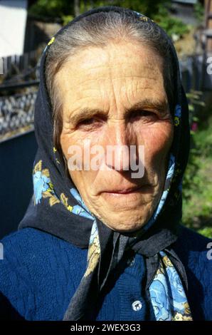 Ritratto di una donna della contea di Vrancea, Romania, circa 1995 Foto Stock